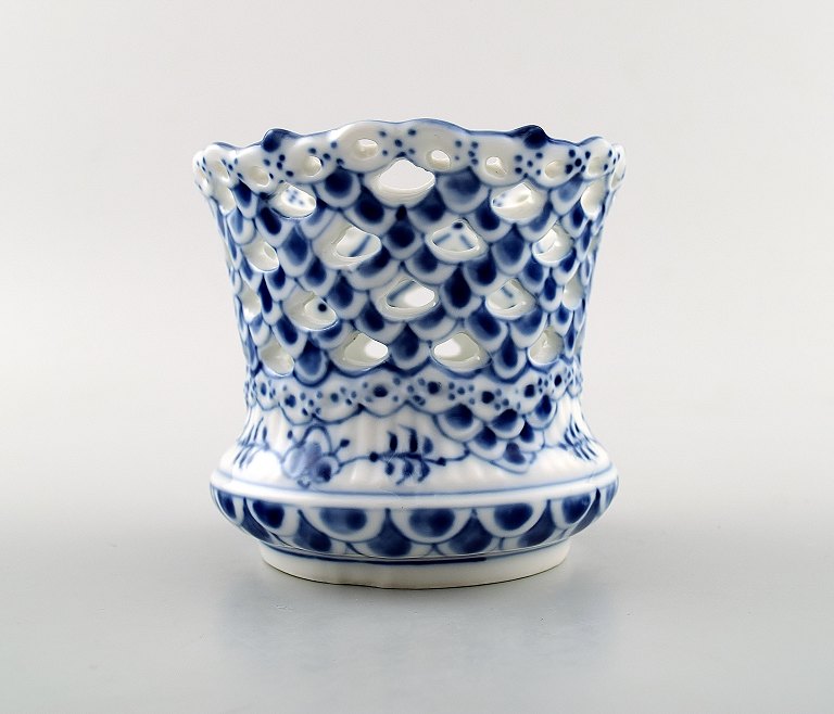 Musselmalet Helblonde bæger fra Royal Copenhagen. Nummer 1015.