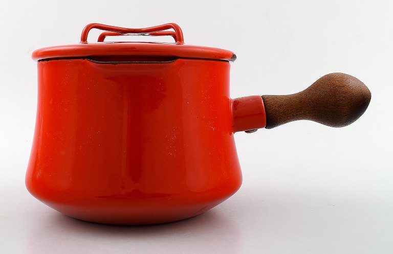 Jens H. Quistgaard: rød emaljegryde med hvid inderside. 