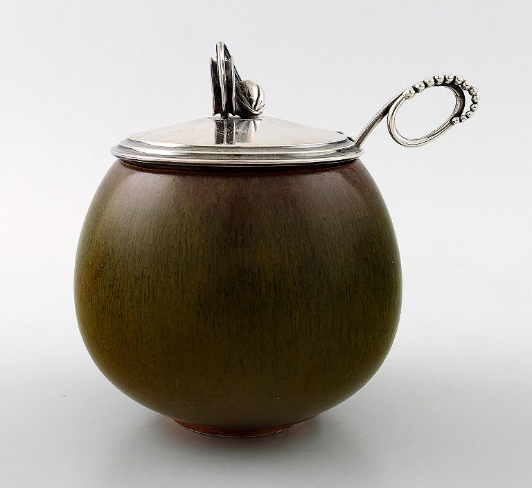 Eva Stæhr Nielsen for Saxbo, Georg Jensen, Hugo Grün :Marmeladekrukke af stentøj dekoreret med smuk solfatara-glasur.