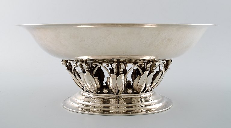 Georg Jensen: f. Rådvad 1866, d. Hellerup 1935 Oval opsats af hammerslået sølv, smedet med bladværk i relief. Georg Jensen anno 1920.