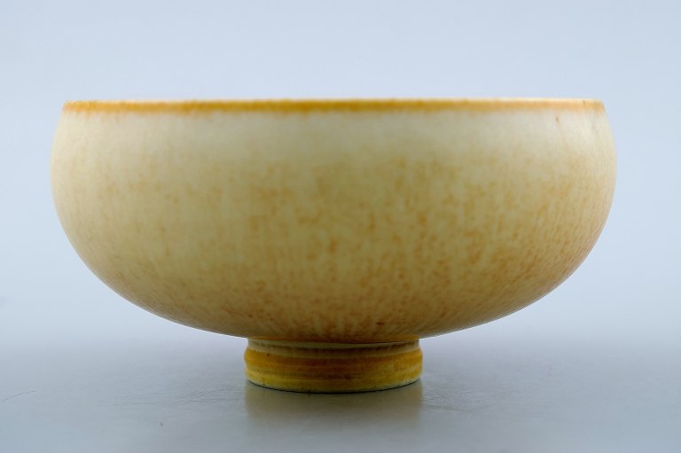 Berndt Friberg (1899-1981), Gustavsberg Studio HandCeramic Bowl, beautiful glaze in yellow shades.