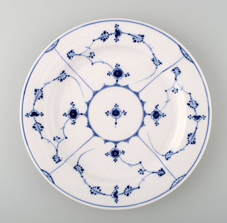 Sjældent og antikt Royal Copenhagen Musselmalet riflet stort rundt fad.Tidligt 1800-tallet.