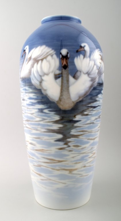 Margrethe Hyldahl (1881-1963) Large beautiful porcelain vase B&G/ Bing & Grondahl, decorated with swans.
