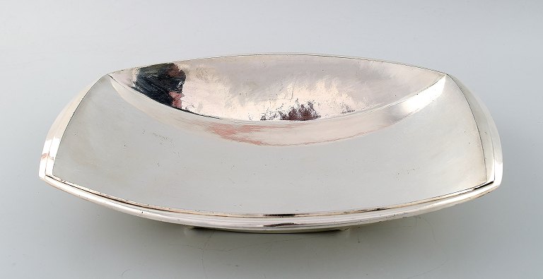 Brødbakke på fødder i sølvplet designet af Christian Fjerdingstad for Christofle (Gallia.)