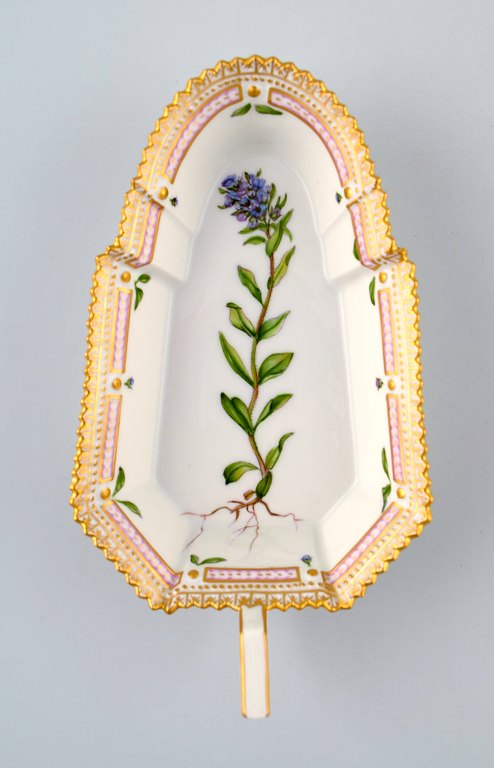 Royal Copenhagen nr. 20/3543 Flora Danica.
Asiet med hank.