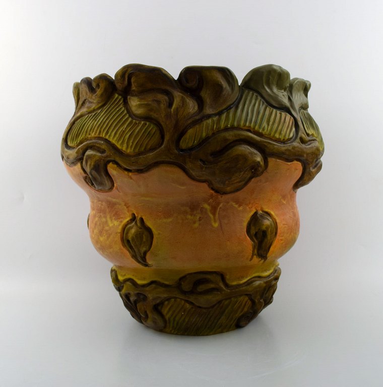 Thorvald Bindesbøll stor krukke af brunglaseret lertøj prydet med bladornamentik i relief. Udført hos P. Ipsens Enke.