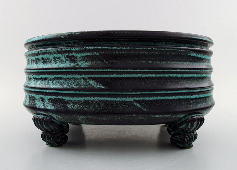 Svend Hammershøi/Hammershoi for Kähler. Large Flower pot holder / compote with black green double glaze.