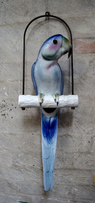 Stor Capodimonte, Napoli papegøje,porcelæn i overglasur, håndmalet.