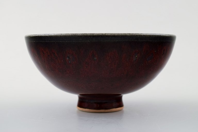 Sven Hofverberg (1923-1998) Swedish ceramist.Ceramic bowl in blue violet nuances.