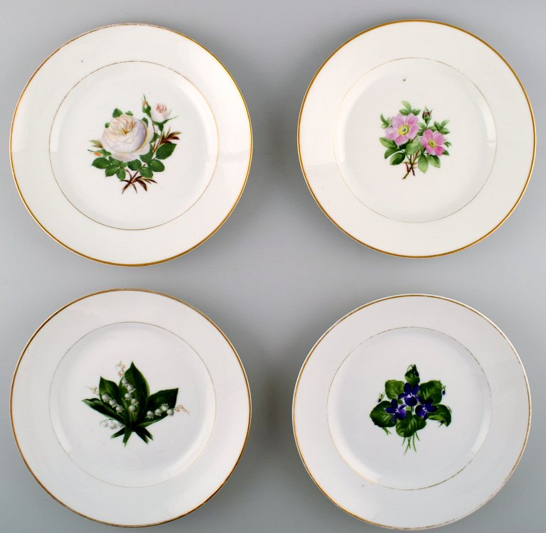 4 antique Royal Copenhagen flat plates in flora danica style.