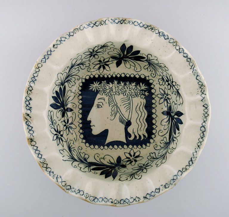 Birger Kaipiainen for Arabia. Large bowl with pleated edge. Stoneware, 1940s. Woman in profile.