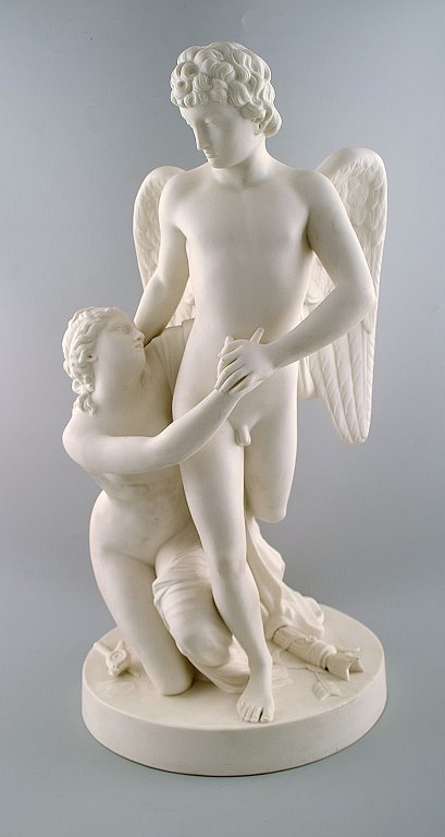 Klassisk skulptur i biscuit på sokkel, Gustavsberg, sent 1800-tallet. 