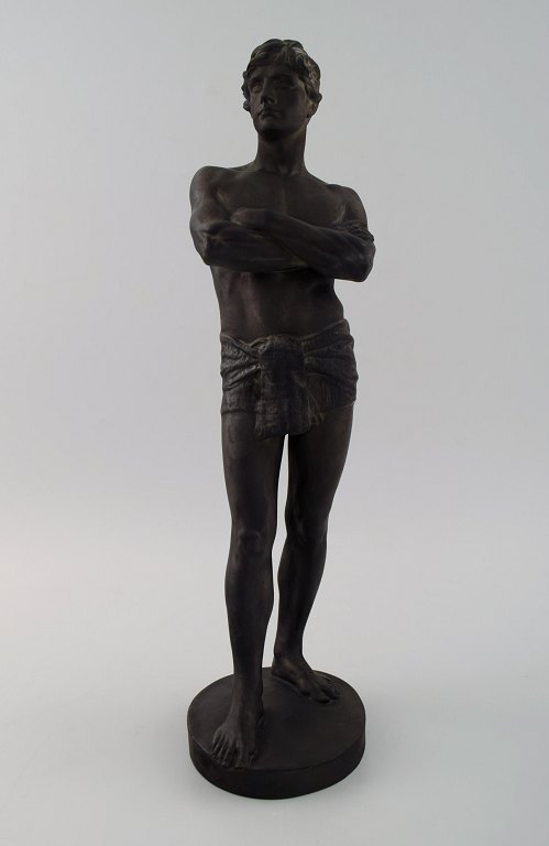 P. Ipsen / L. P. Jørgensen. Figure of man with hissing cloth, made in black terracotta.