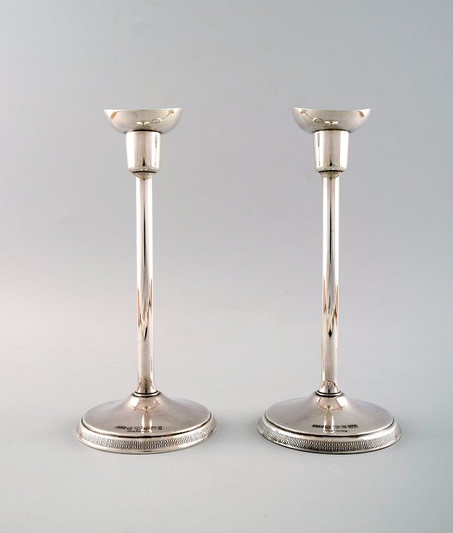 Ainar Axelsson for GAB (Guldsmedsaktiebolaget) a pair of modernist silver candlesticks.