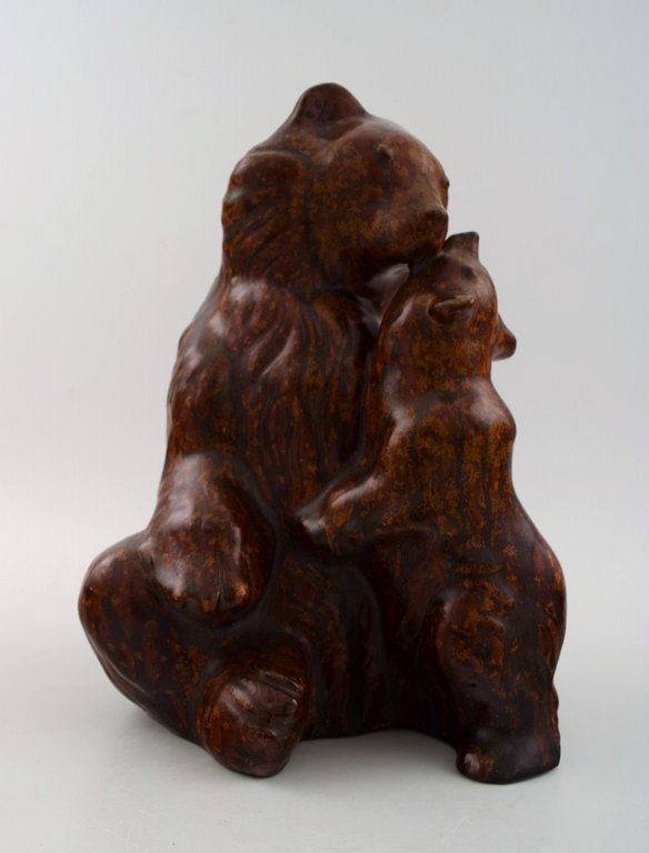 Arne Bang 1901-1983. Figure in stoneware, brown bear with cub. 