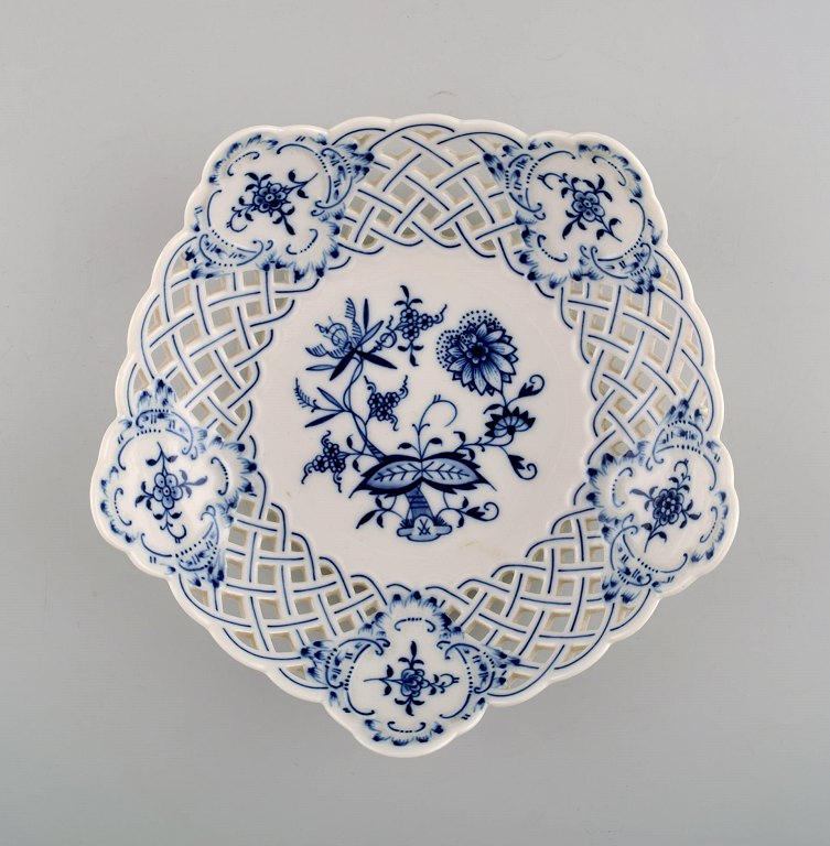 Meissen blue onion pattern pierced bowl, 20 c.