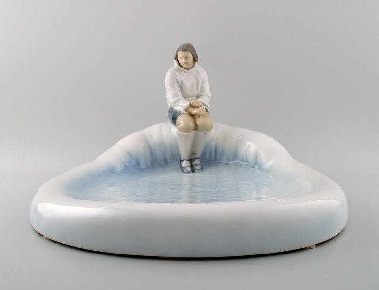 Bing & Grøndahl B&G 2253 Eskimo på fad. Axel Locher.