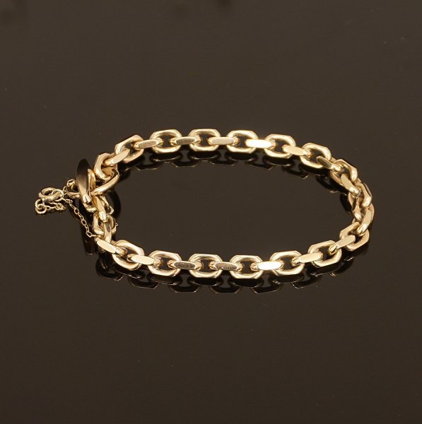 K. Laursen, Denmark: Anchor bracelet. 8ct gold. L: 19,5cm. W: 26,5gr