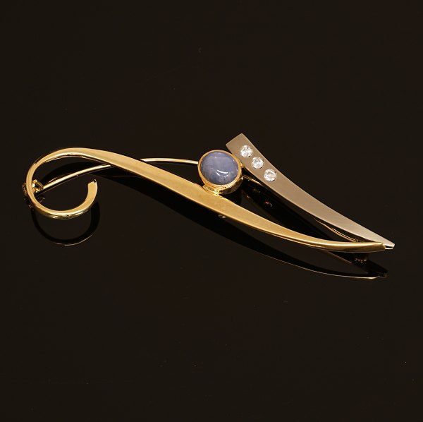 Scheelke, Tønder, Denmark: Brooch, 14ct Gold. 3 Diamonds. L: 10cm. W: 19,3gr