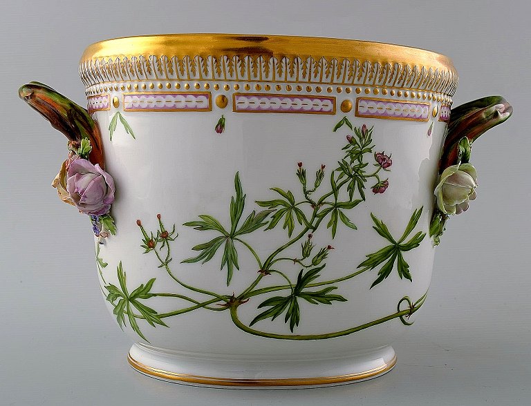 Royal Copenhagen "Flora Danica" stor vinkøler af porcelæn, dekoreret i farver og guld med blomster, hanke i form af snoede grene med pousserede blomster.