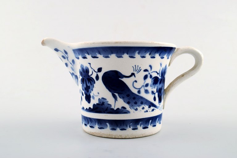 Påfuglestel fra Københavns fajancefabrik/Aluminia. Flødekande i fajance.