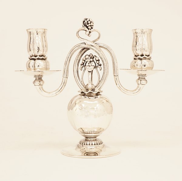 Georg Jensen: En toarmet kandelaber #324, sterlingsølv. Fremstillet i perioden 
1945-51. Stemplet. H: 21cm. V: 1.222gr