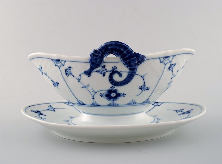 Bing & Grøndahl, B&G musselmalet sovsekande på fad.