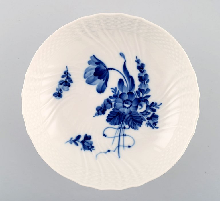 Royal Copenhagen Blå Blomst Svejfet, rund skål på fod.Dekorationsnummer 10/1532.