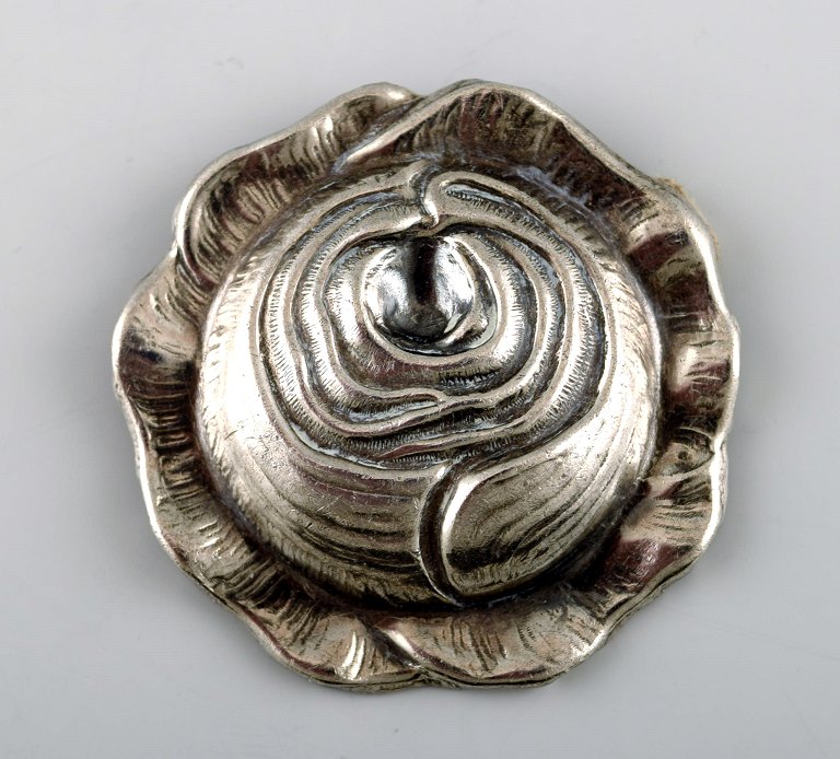 Danish Art Nouveau brooch in silver. Early 1900s.