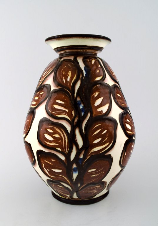 Kähler, Denmark, large glazed stoneware vase in modern design.1930 / 40s. Cow horn technique.