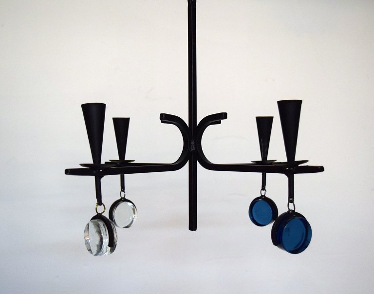 Erik Höglund for Kosta Boda. Sverige 60/70´erne.Firearmet lysekrone af støbejern med løse mundblæste kunstglas.