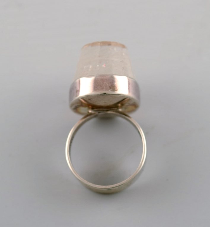 Gert "Gussi" Thysell, Malmö, modernistisk sterlingsølv ring med bjergkrystal.
