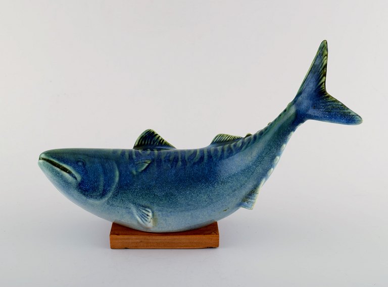 Unique Sven Wejsfelt "stim 8" fish on wooden plinth. stoneware.