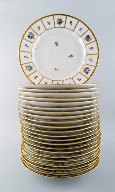 23 Royal Copenhagen Henriette. Hand painted porcelain. Henriette 23 dinner plates no. 444/8549.