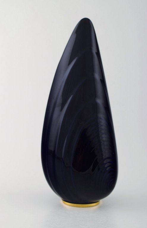 Upsala-Ekeby / Karlskrona. Ceramic Vase, navy blue glaze with gold decoration at the bottom. Clamshell shaped.