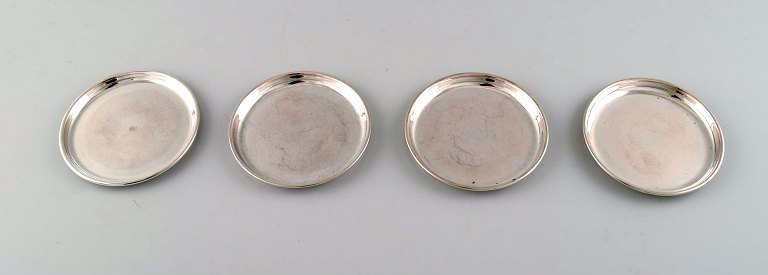 Fire Cohr flaskebakker i tretårnet sølv. 