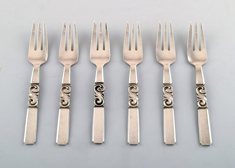 Georg Jensen. Bestik, Saga nr. 22, hammerslået Sterlingsølv bestående af: 6 
kagegafler.