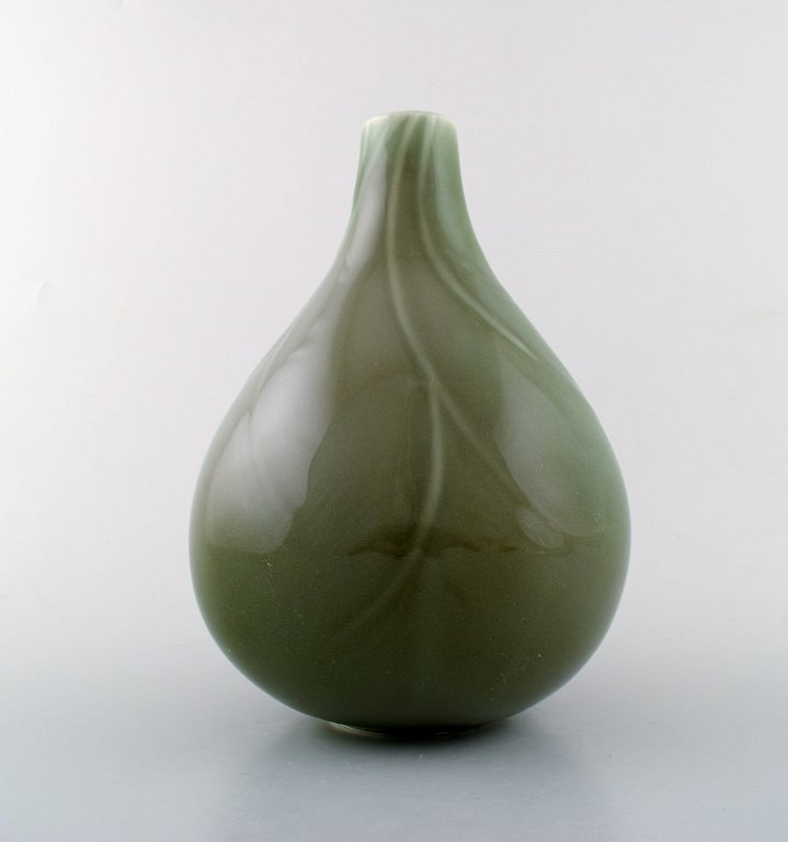 Axel Salto for Royal Copenhagen. Løgformet vase af stentøj med smal munding, dekoreret med celadonglasur.