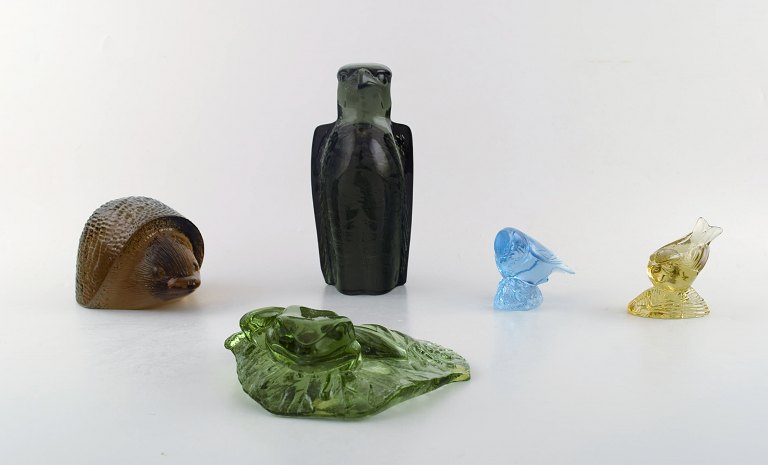 Paul Hoff for "Svenskt Glass". Five art glass figures in shape of a falcon, hedgehog, toad and two birds. WWF.