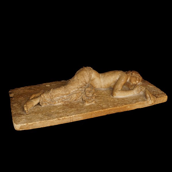 Laurits Tuxen, 1853-1927: Skulptur modelleret i gips: Hvilende kvinde
Signeret ”LT Rom 1885”
L: 95cm. B: 50cm. H: 19cm
