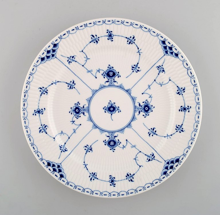 Royal Copenhagen. Stor musselmalet halvblonde middagstallerken/dækketallerken.  