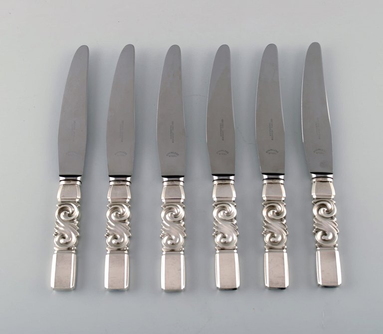 Georg Jensen. Cutlery, Scroll no. 22, hammered Sterling Silver consisting of: 6 dinner knives.