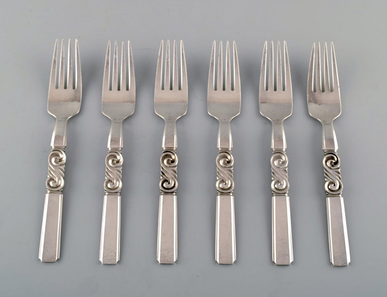 Georg Jensen. Cutlery, Scroll no. 22, hammered Sterling Silver consisting of: 6 dinner forks.