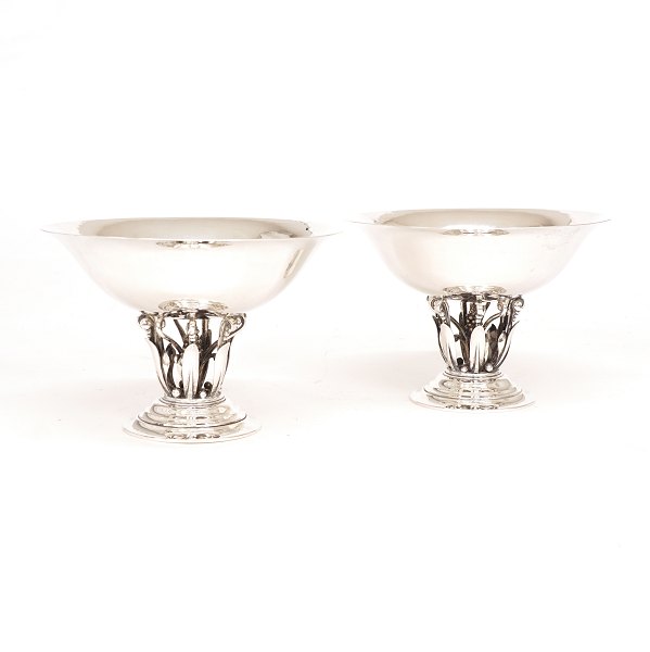 Johan Rohde for Georg Jensen: Et par opsatse i sølv. Stemplet og dateret 1919. 
#242. H: 12,6cm. D: 18,2cm. V: 876gr (begge)