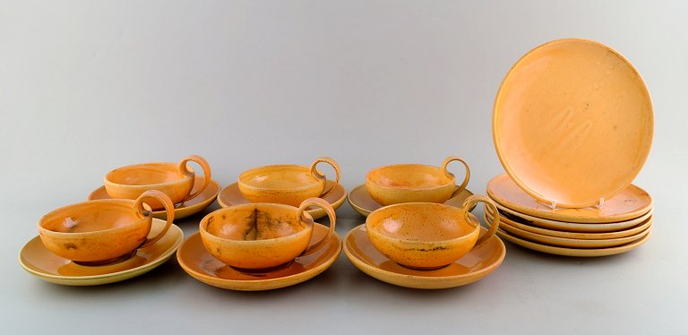 Kähler, HAK (Denmark). Set of 6 tea cups and saucers and 6 plates. Uranium yellow glaze. 1940s.
