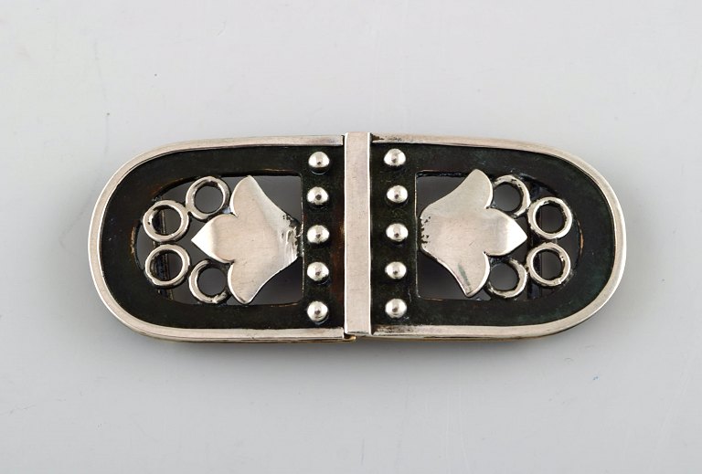 Sjældent og tidligt Just Andersen bæltespænde af sølv og bronze med gennembrudt dekoration. Udført i 1930