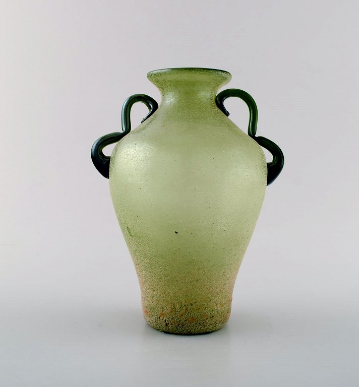 Murano vase med hanke i lysegrønt mundblæst kunstglas, 1960´erne. 

