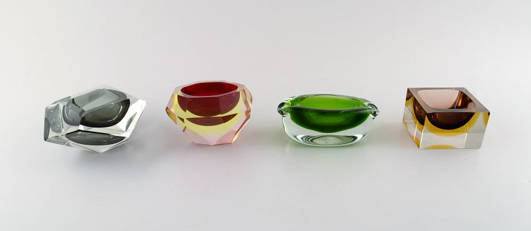Samling på 4 "Sommerso" Murano skåle i mundblæst kunstglas, 1960´erne. 