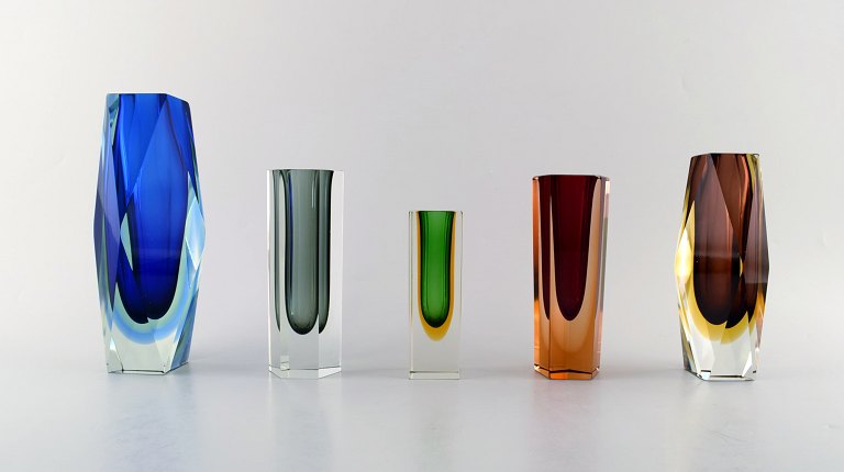 Samling på 5 "Sommerso" Murano vaser i mundblæst kunstglas, 1960´erne. 