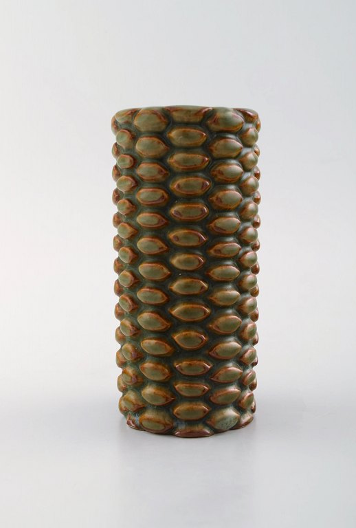 Axel Salto for Royal Copenhagen: Vase af stentøj modelleret med knopper i 
relief. Smuk glasur i grønne og brune nuancer. Knoppet stil.
